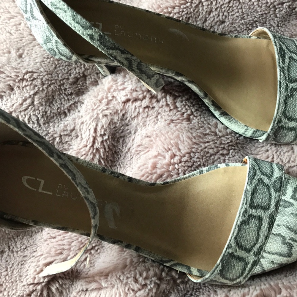 Size 7 1/2 CL by Chinese Laundry low heel snakeskin pattern